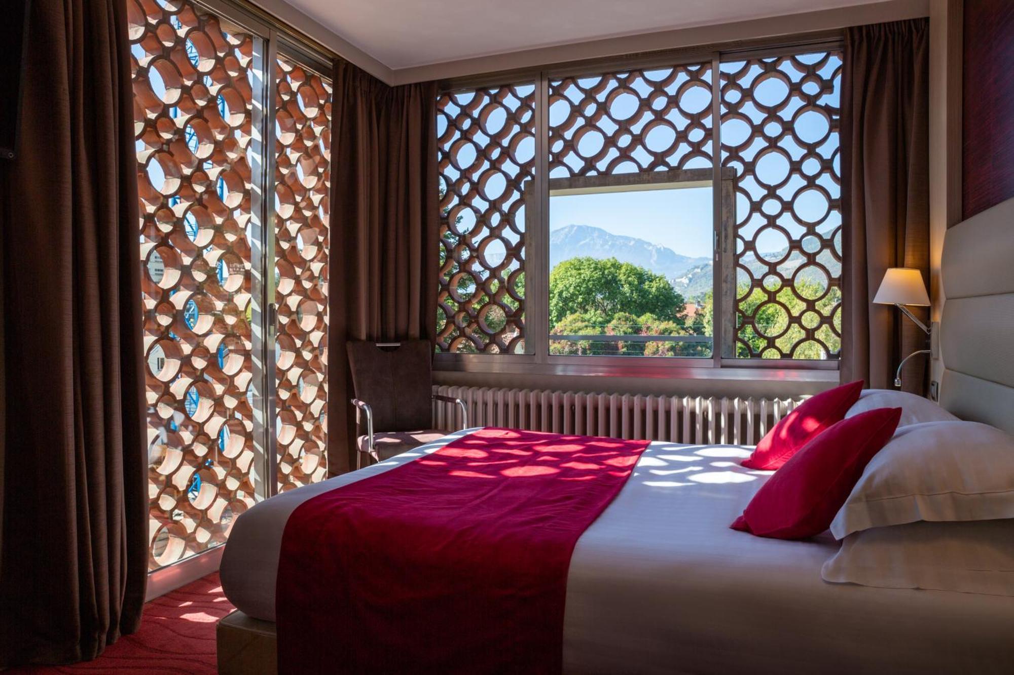 Hotel Les Trois Roses, Meylan Grenoble The Originals Boutique ภายนอก รูปภาพ